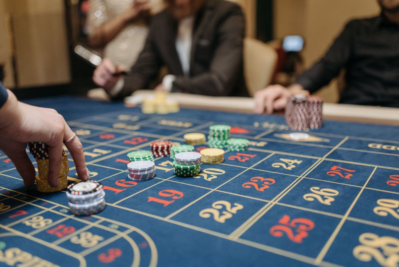 Tangan menempatkan chip pada meja roulette di kasino