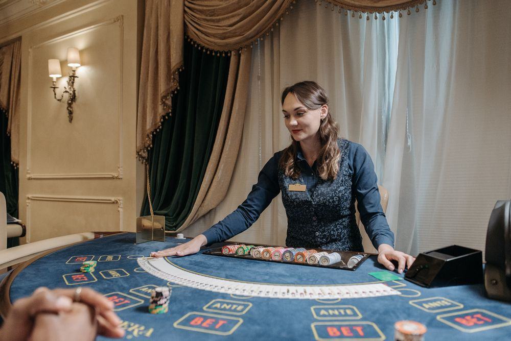 Dealer membagikan kartu di meja casino langsung