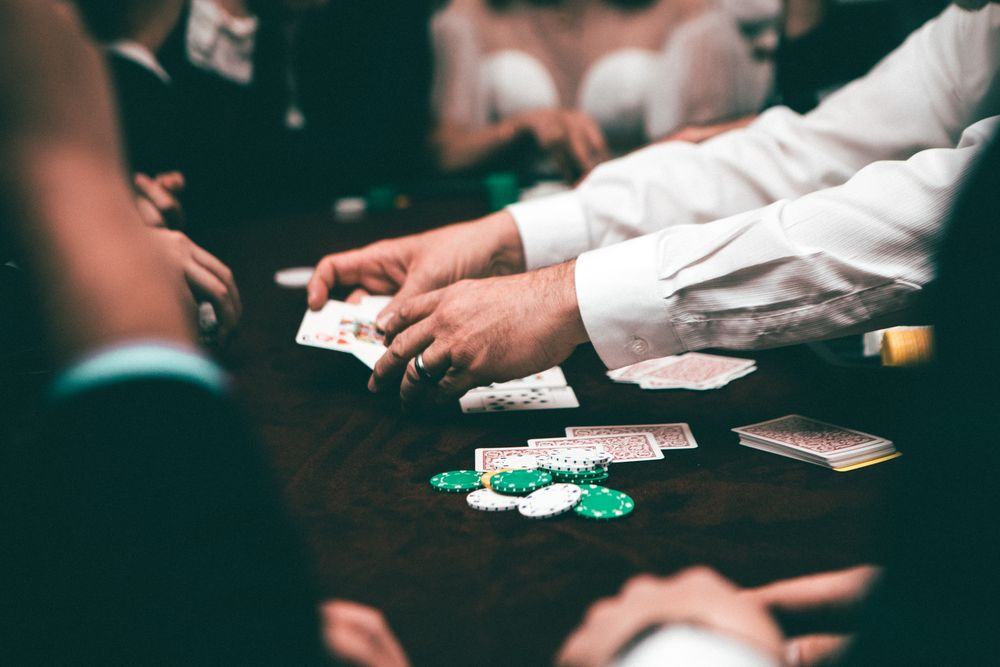 Pemain poker berkonsentrasi di meja kartu