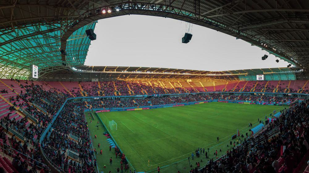 Suporter menonton pertandingan sepak bola di stadion